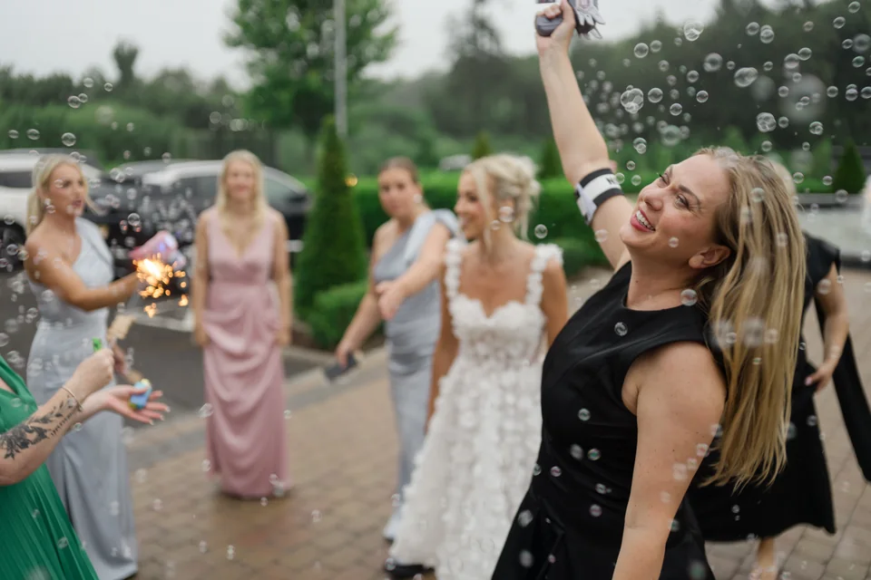 Ieva and her guests celebrating outside with bubbles