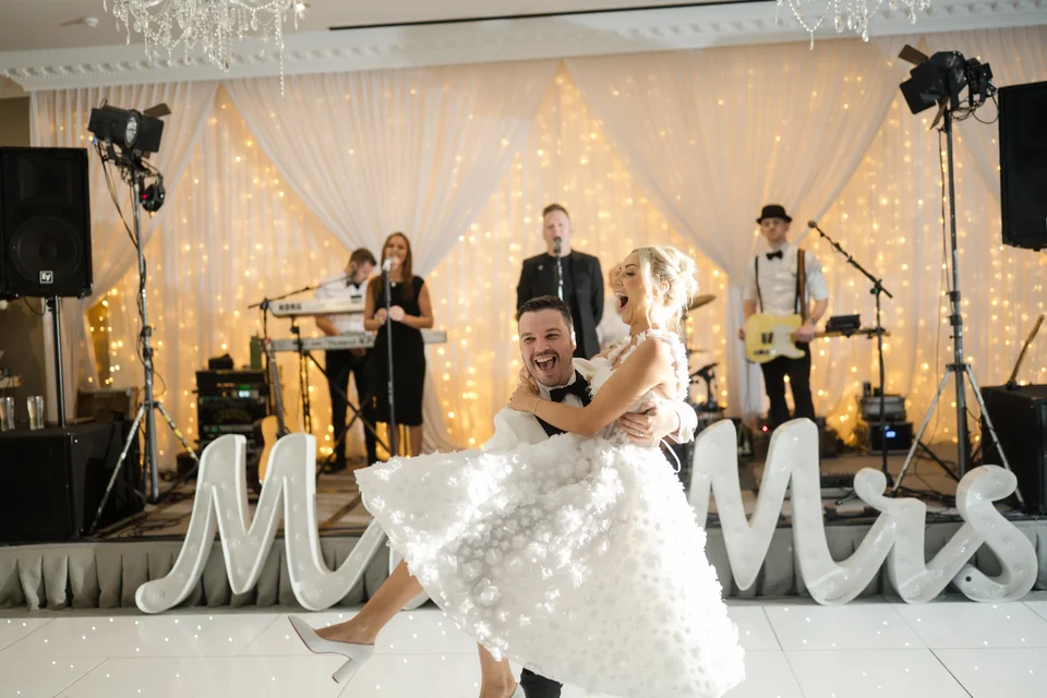 Darren lifting Ieva during their dance in front of the band