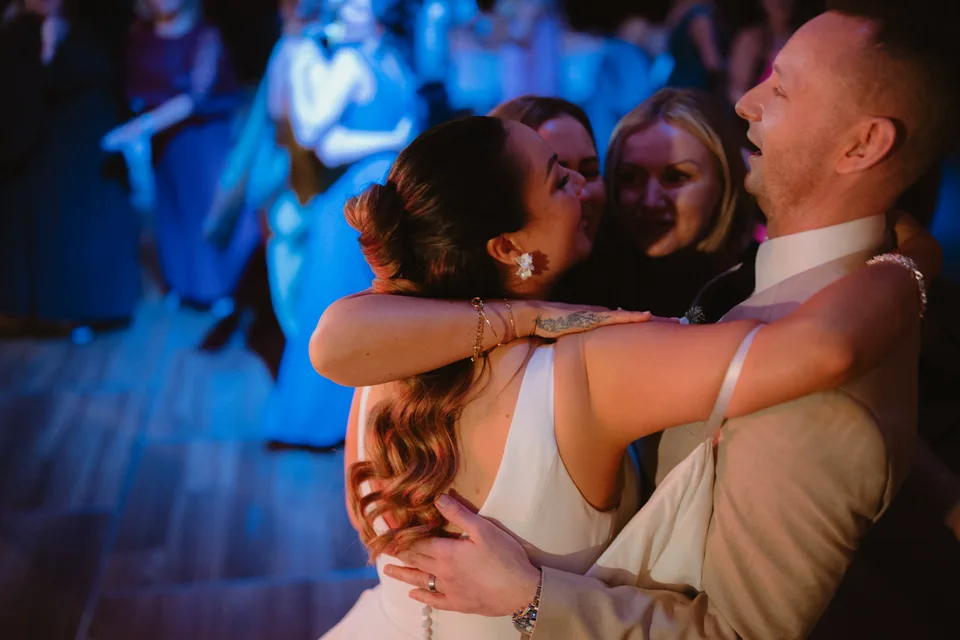 A young guest joining Lynsey and Jamie on the dance floor.