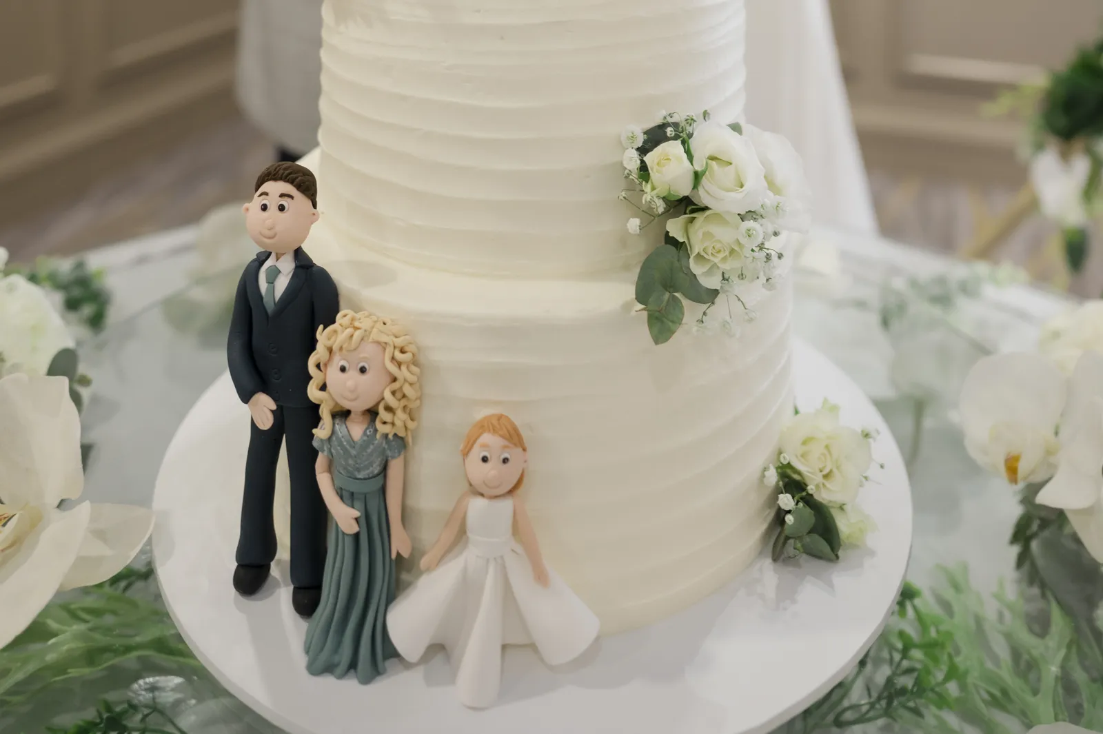 Personal figures decorating the wedding cake