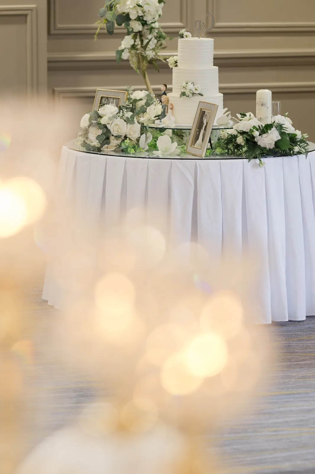 Wedding cake and flowers at the reception