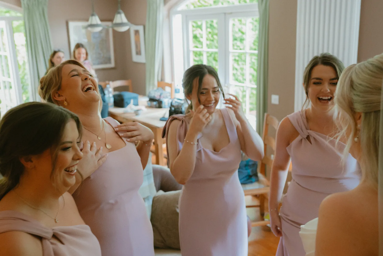 Women reacting to Roslyn in her dress