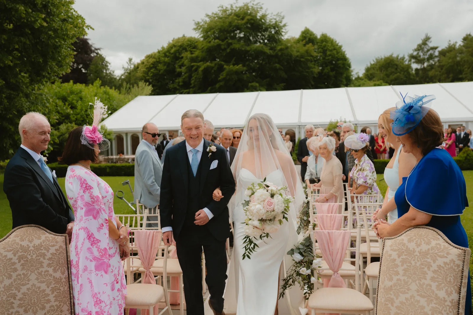 Roslyn arriving for the outdoor ceremony