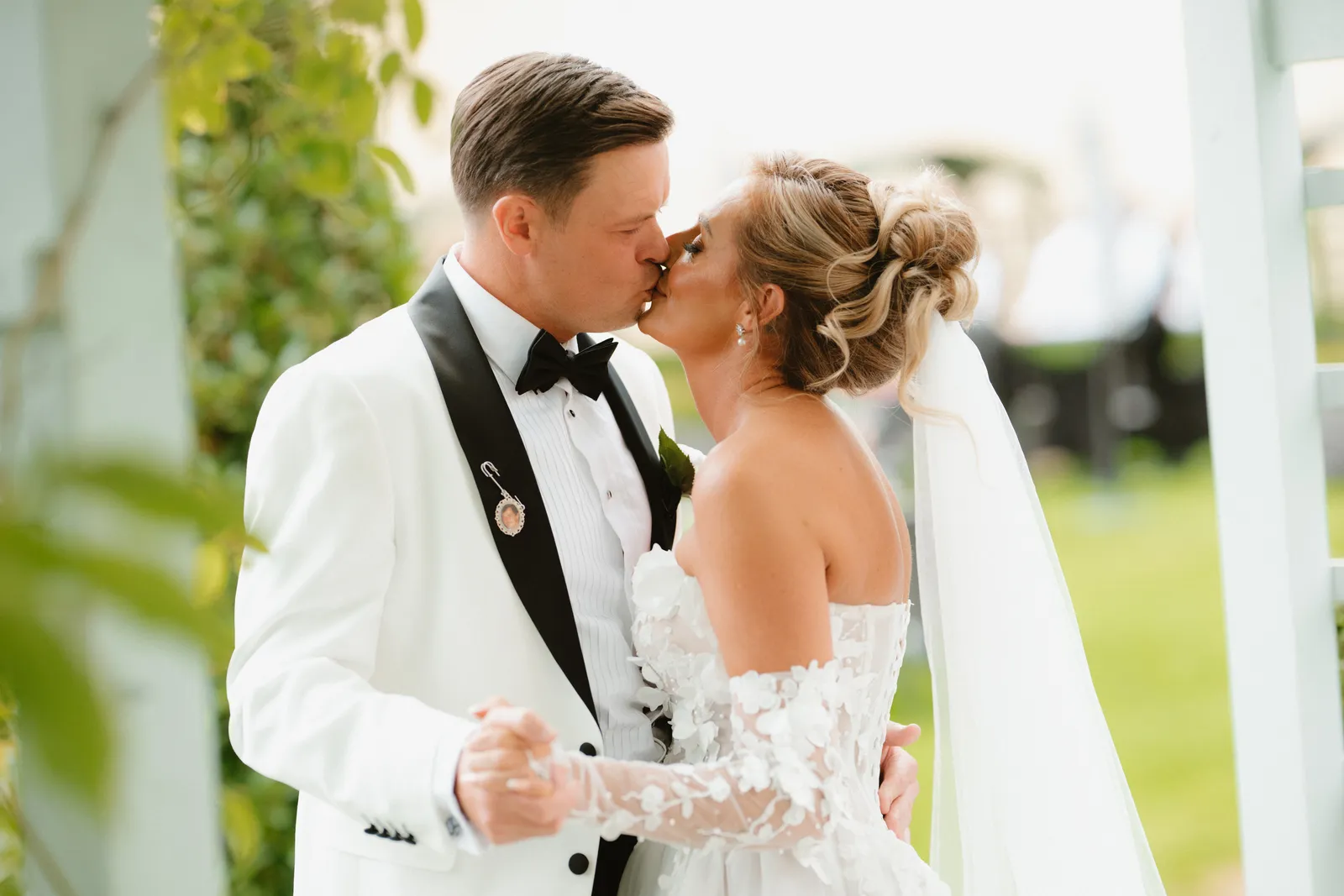 The couple kiss in the garden